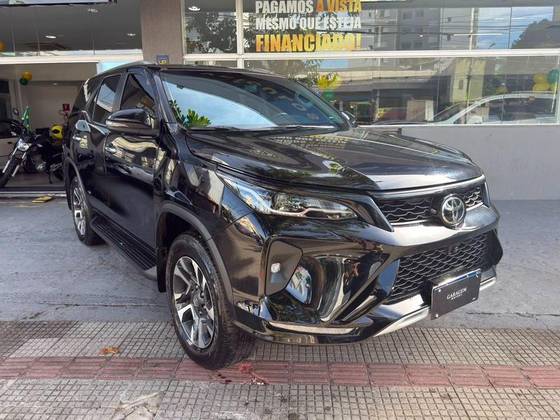 TOYOTA HILUX SW4 2.8 D-4D TURBO DIESEL SRX PLATINUM 7L 4X4 AUTOMÁTICO TOYOTA HILUX SW4 2.8 D-4D TURBO DIESEL SRX PLATINUM 7L 4X4 AUTOMÁTICO